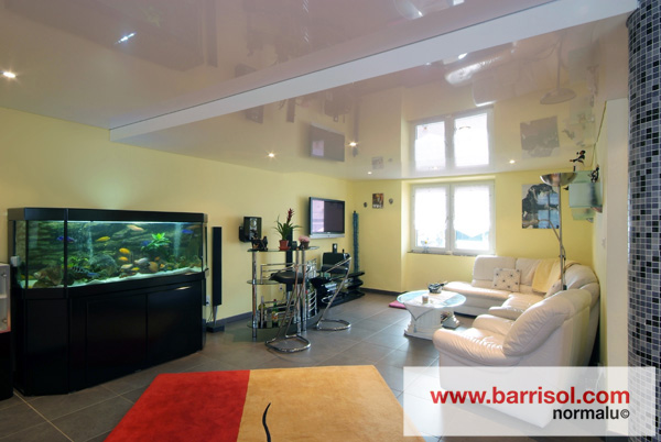 Eclairage par spots intégrés dans le plafond tendu