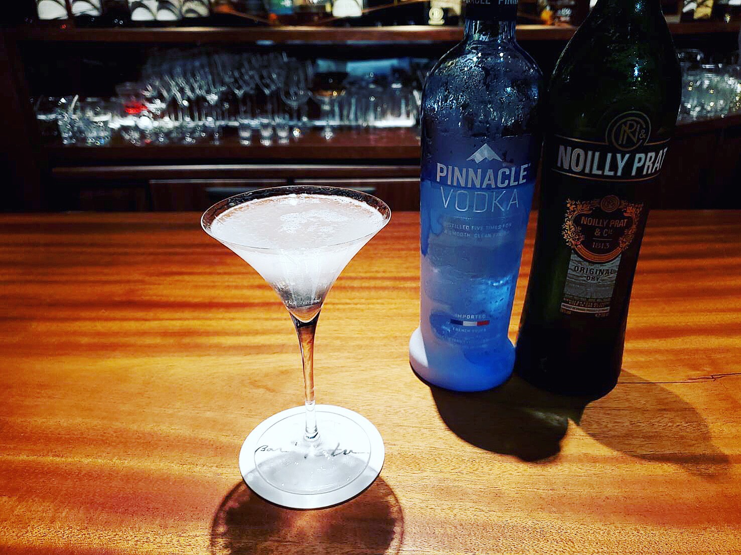 【ウォッカ・マティーニ Vodka Martini】ショートカクテルでも人気の高いマティーニ「カクテルの王様」とも