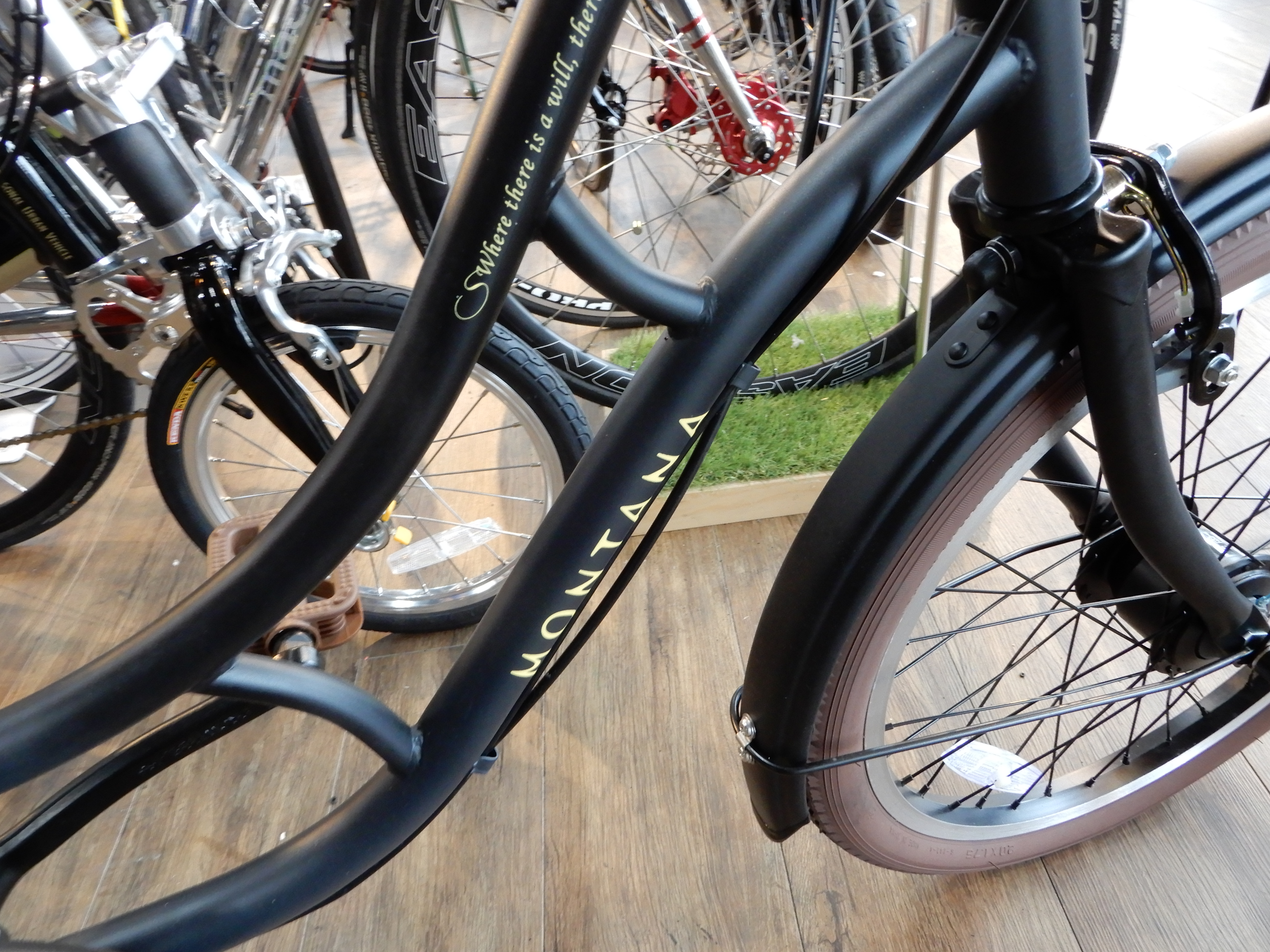 通はモンタナ… Base Rocket Punch （京都伏見の自転車店 ベースロケットパンチ）