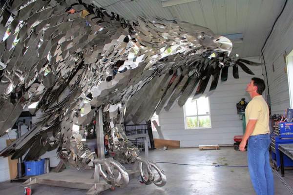 Escultura gigante de acero inoxidable. Página 1