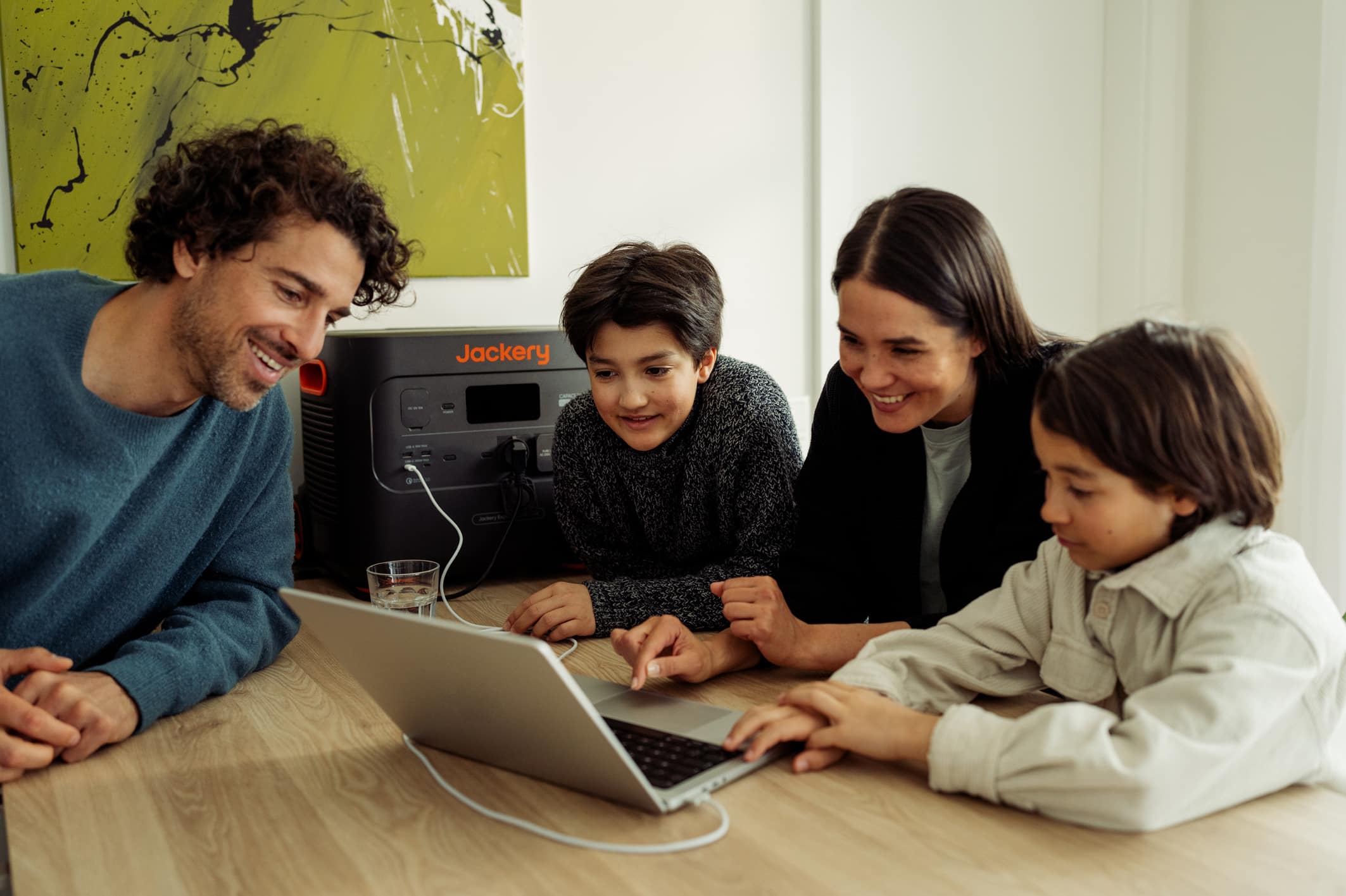 Jackery Explorer 2000 Plus New expandable solar generator