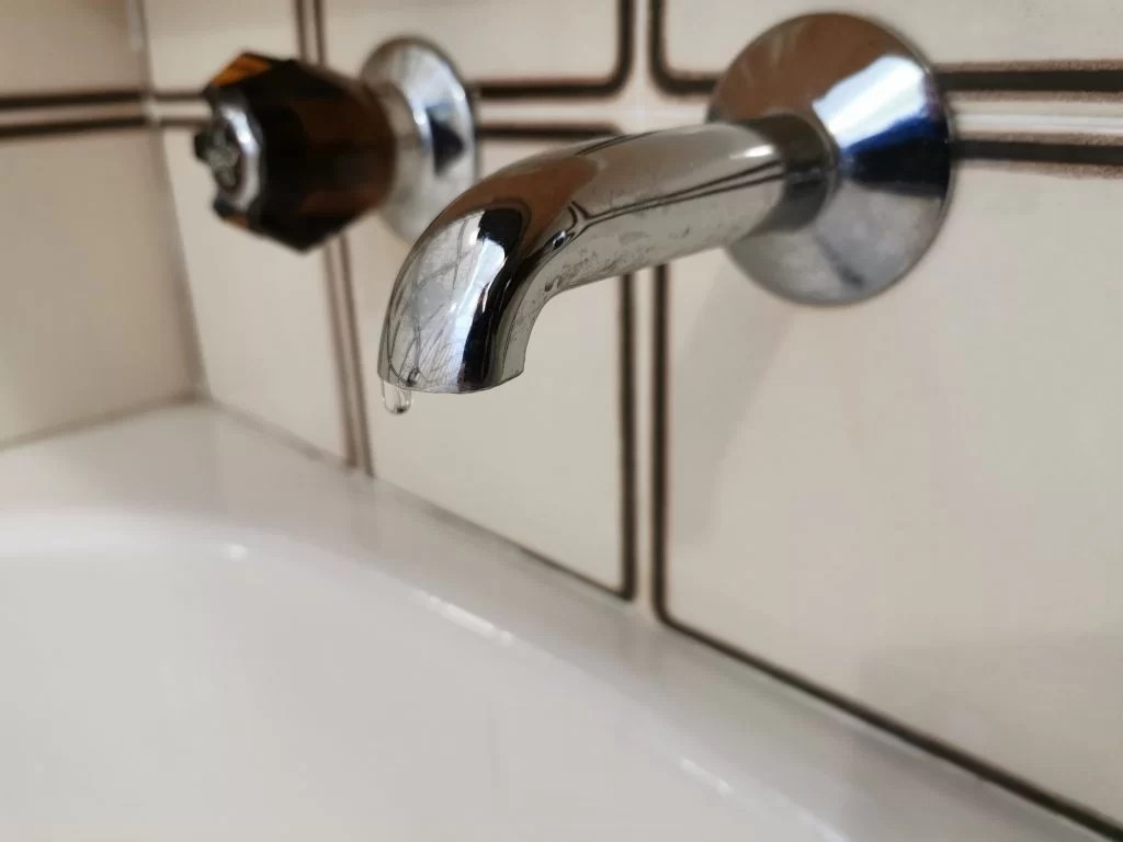 How to fix and service leaky bathroom faucet/tap ← Basic Lowdown.. No