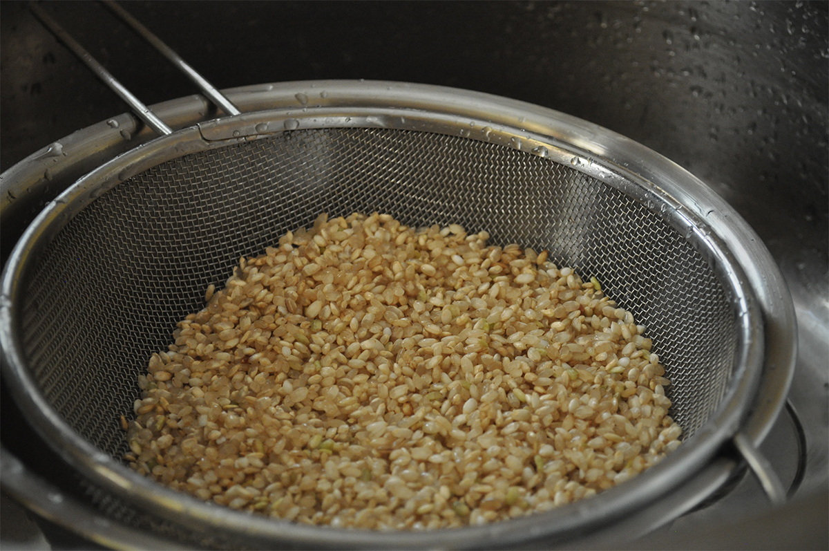 Recipe for fluffy & plump Japanese brown rice Basics of Happy