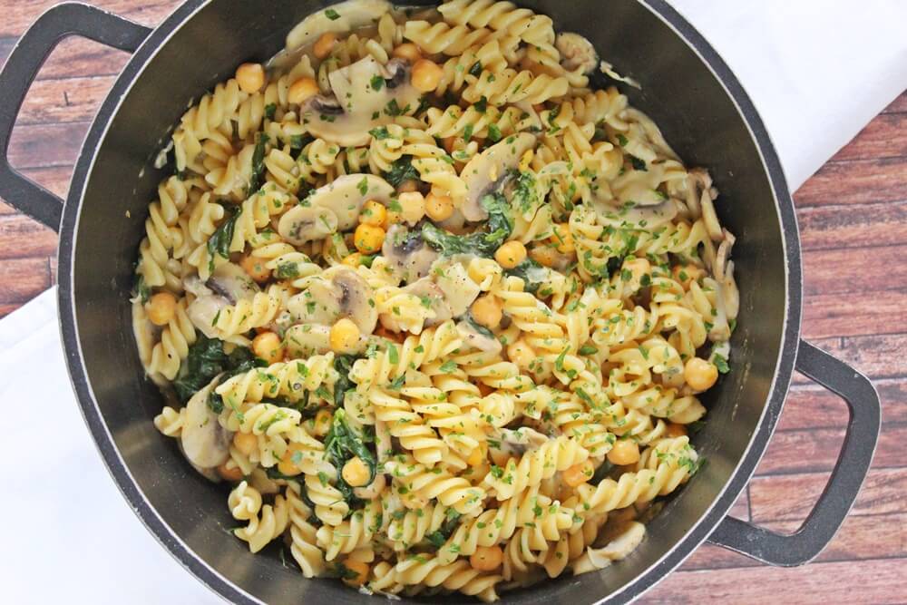 Leckere One Pot Pasta mit Spinat und Kichererbsen BASMA MAGAZINE