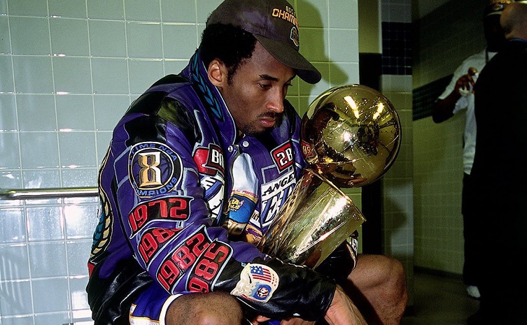 A 23 años de la icónica foto de Kobe sentado con el trofeo Basquet Plus