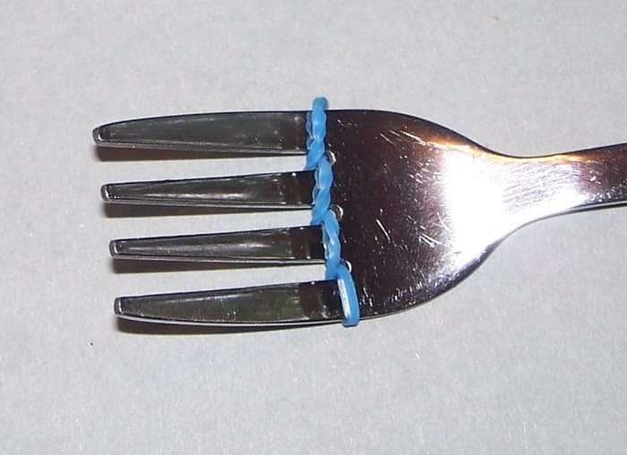 Armbänder aus Gummiringen mit Hilfe einer Gabel basteln Anleitung 2