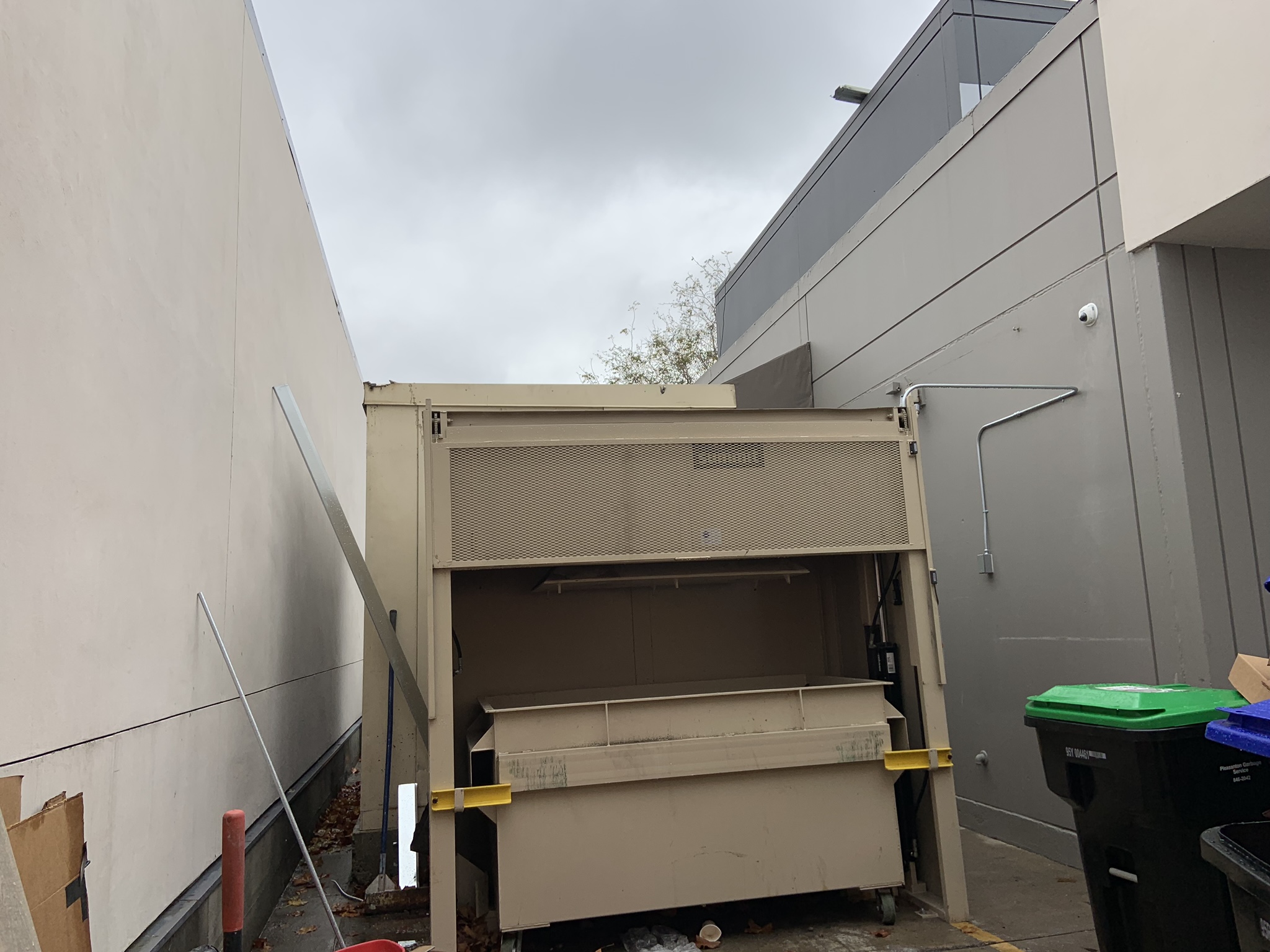 Hotels BAY AREA TRASH COMPACTOR