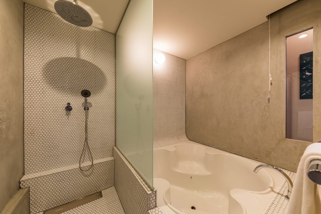 The Bath and Bed Hayama 葉山一棟貸しの宿泊施設 » Jacuzzi