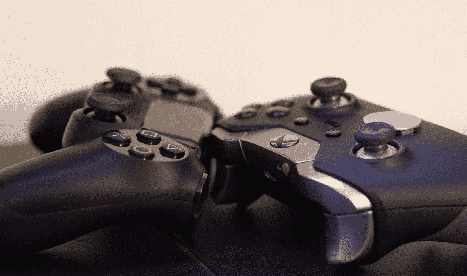 Best Xbox One Rechargeable Battery Packs (2022) Reviews & Comparison