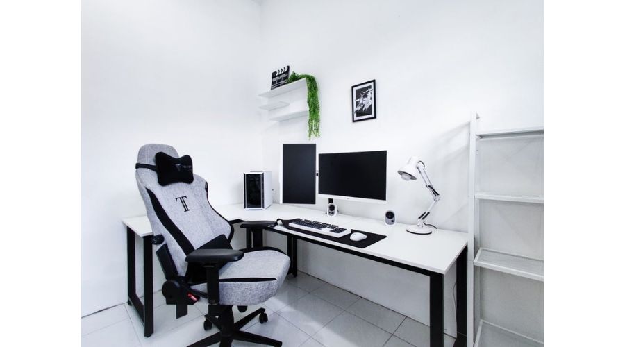 The 40 Best White Gaming Setups 2021 (Minimal, Retro, Anime)