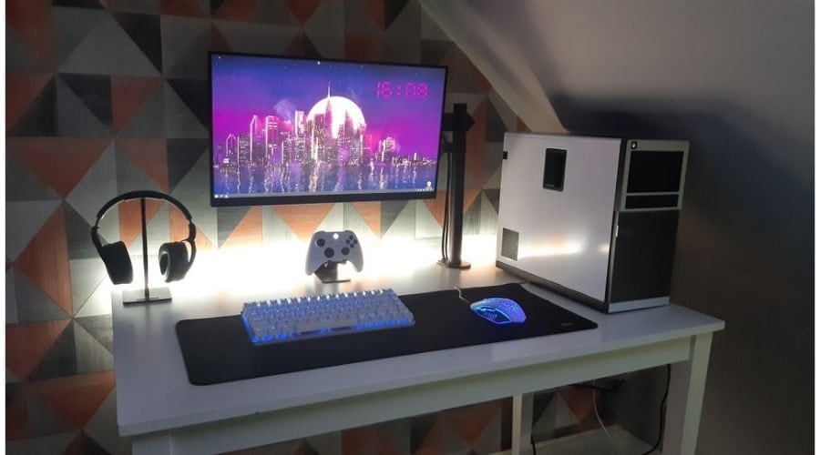 The 40 Best White Gaming Setups 2021 (Minimal, Retro, Anime)