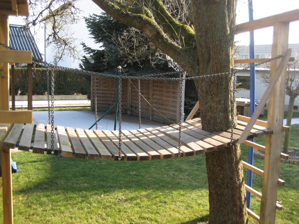 Bauanleitung für ein Klettergerüst mit Wackelbrücke