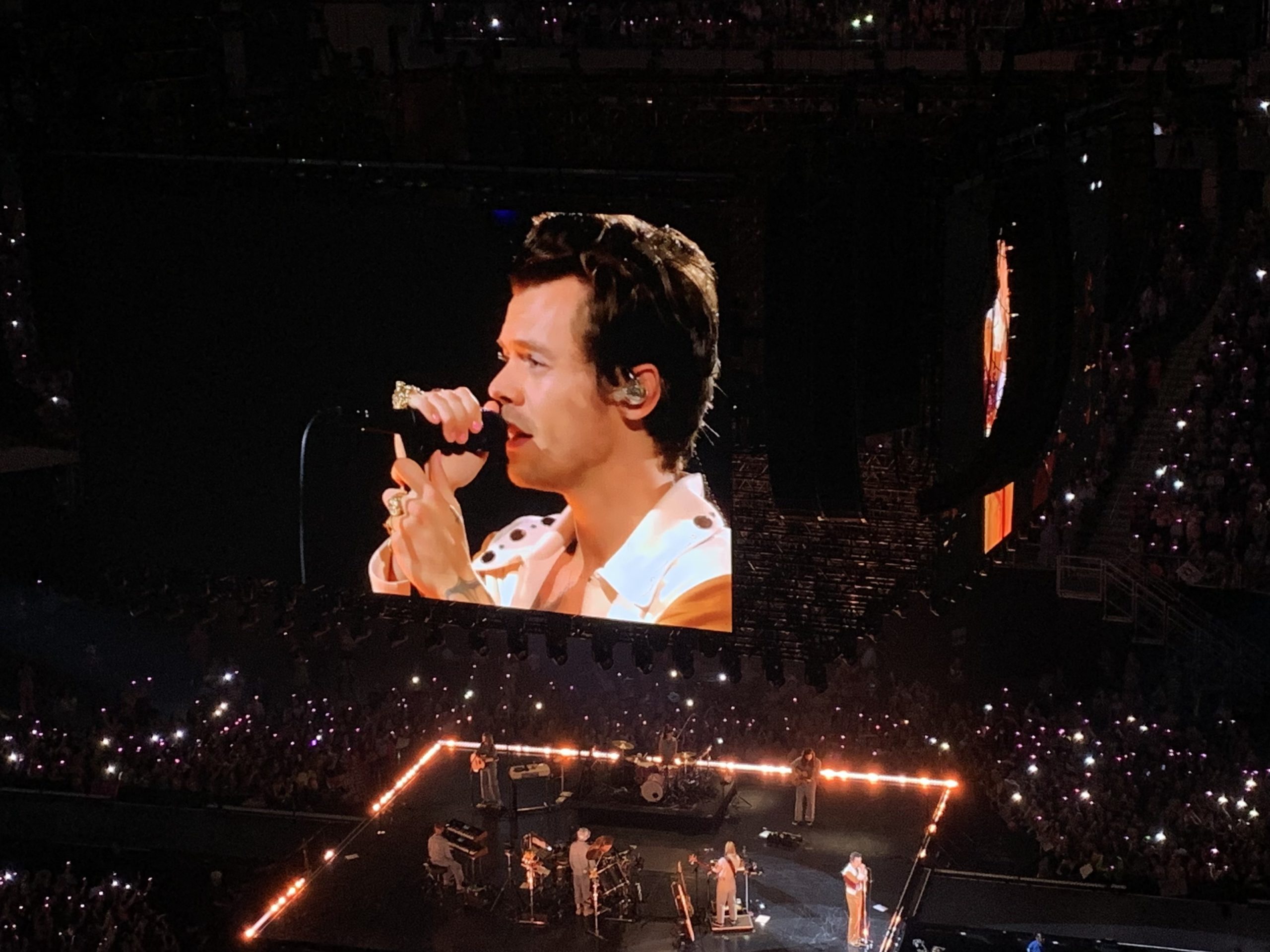 Concert Review Harry Styles is ‘Golden’ on first night of Austin