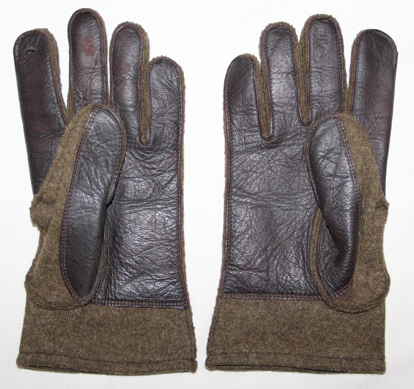 D013. WWII LEATHER PALMED WOOL COMBAT FIELD GLOVES B & B Militaria
