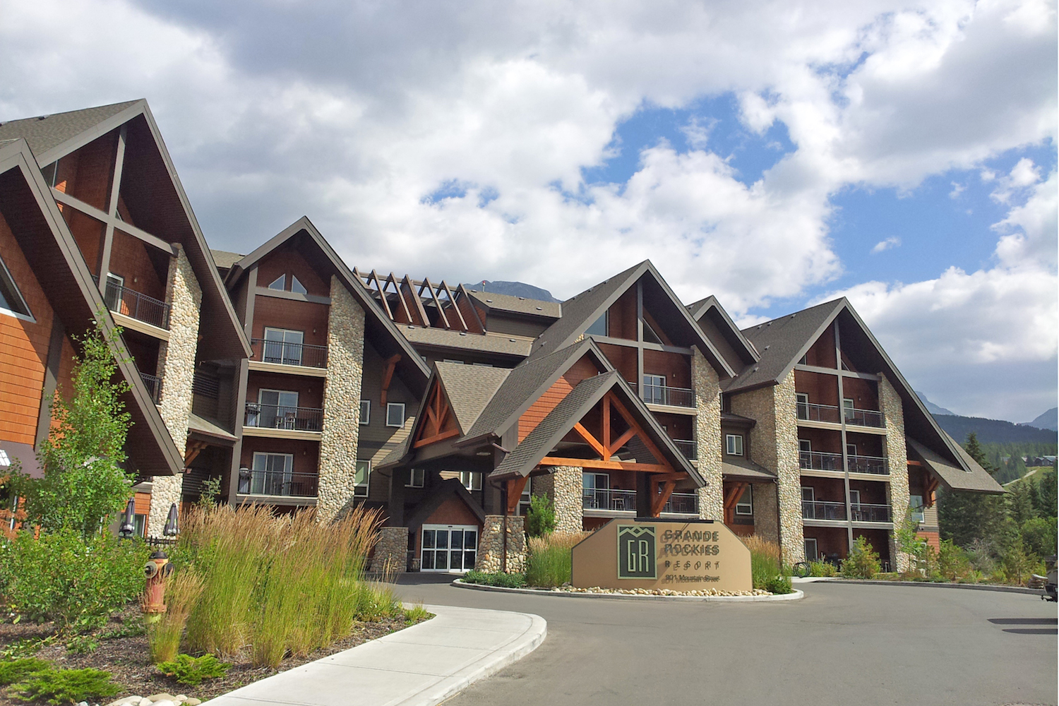 Grande Rockies Resort Canmore for great Alberta golf packages. Call us