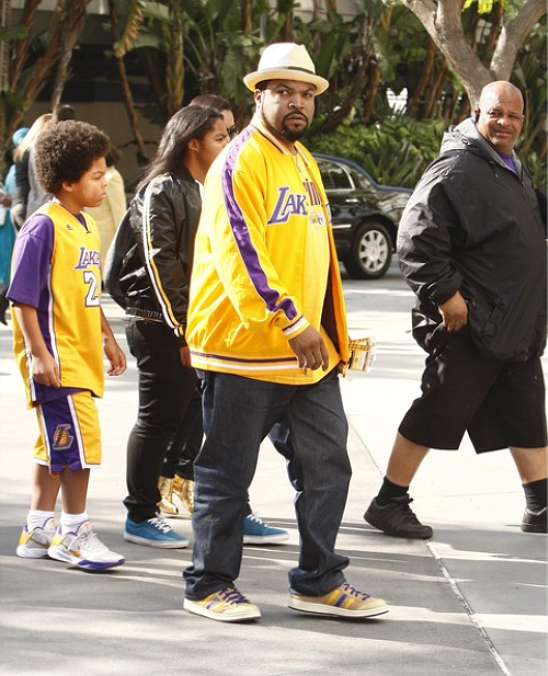 ICE CUBE AND FAMILY TO THE LAKERS GAME WE GO