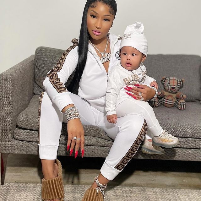 NICKI MINAJ AND HER BURBERRY BABY GET CANDID FOR THE CAMERA