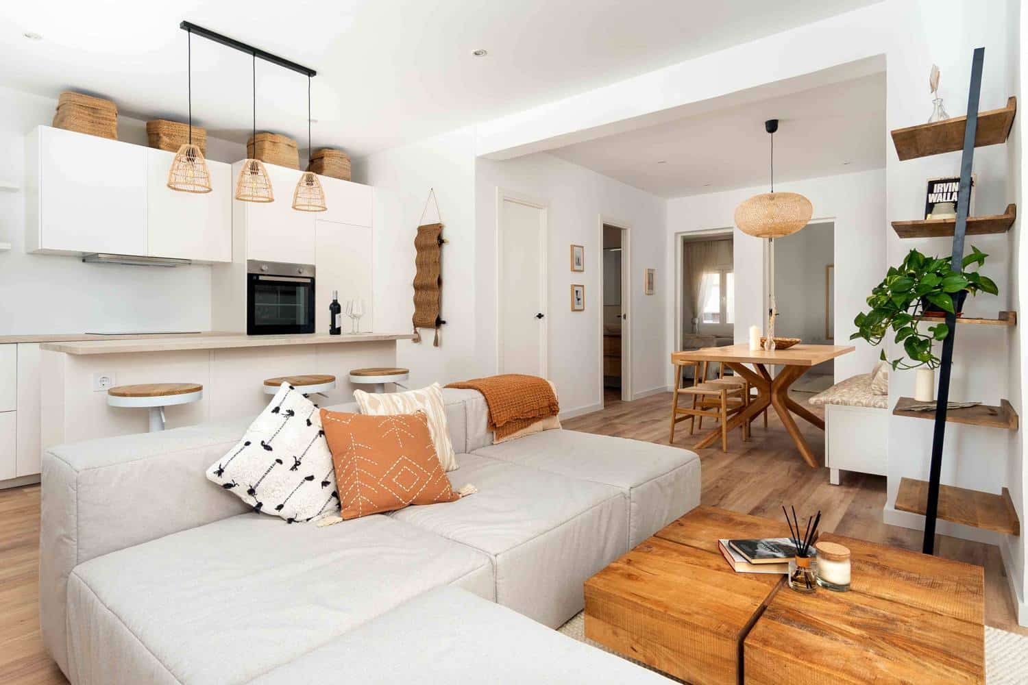 Elegantly furnished and renovated 3 bedroom apartment near Santa