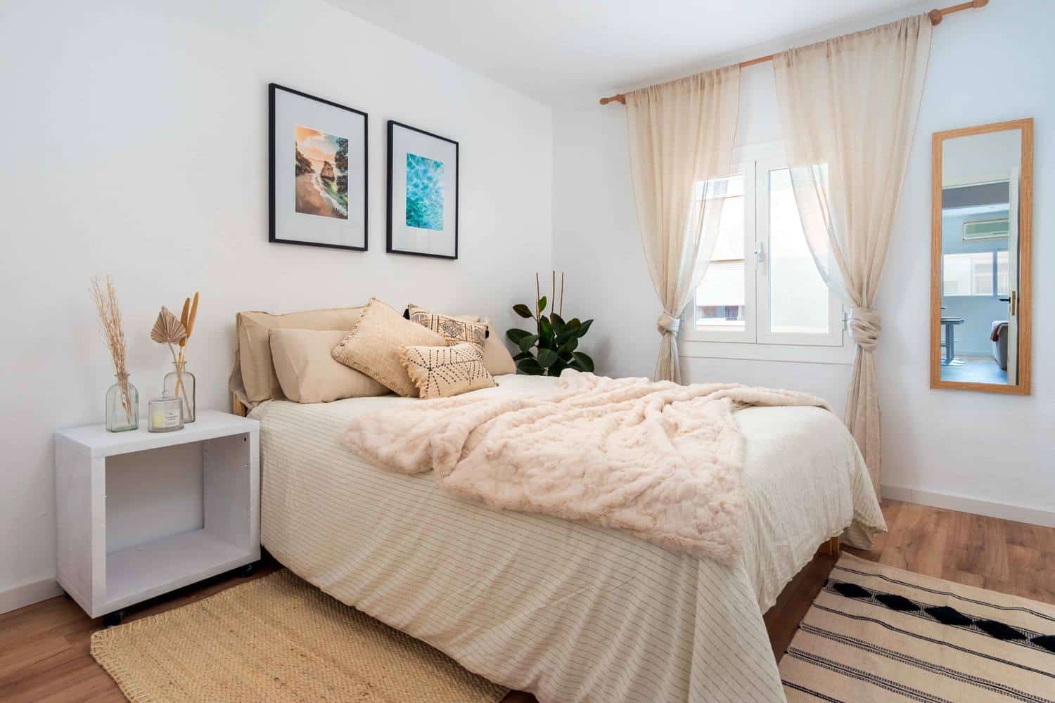 Elegantly furnished and renovated 3 bedroom apartment near Santa