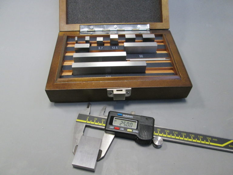 Calibrated 100 Newton digital force gauge, measures tension and