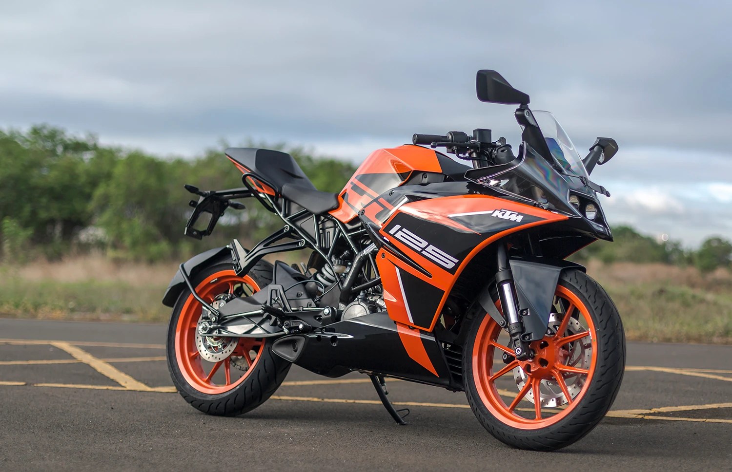 KTM RC 125: Track Ride Review | BikeDekho