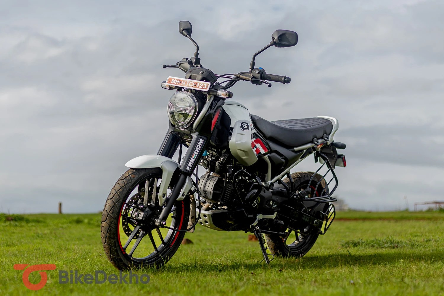 Hero Splendor Plus XTEC 2.0 vs Bajaj Freedom 125 CNG Bike Comparison