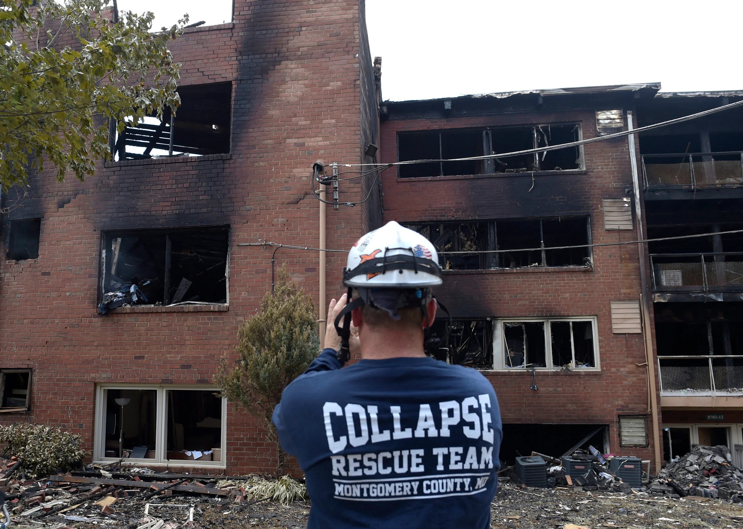 Apartment fire kills 2 despite 'very heroic' rescue efforts