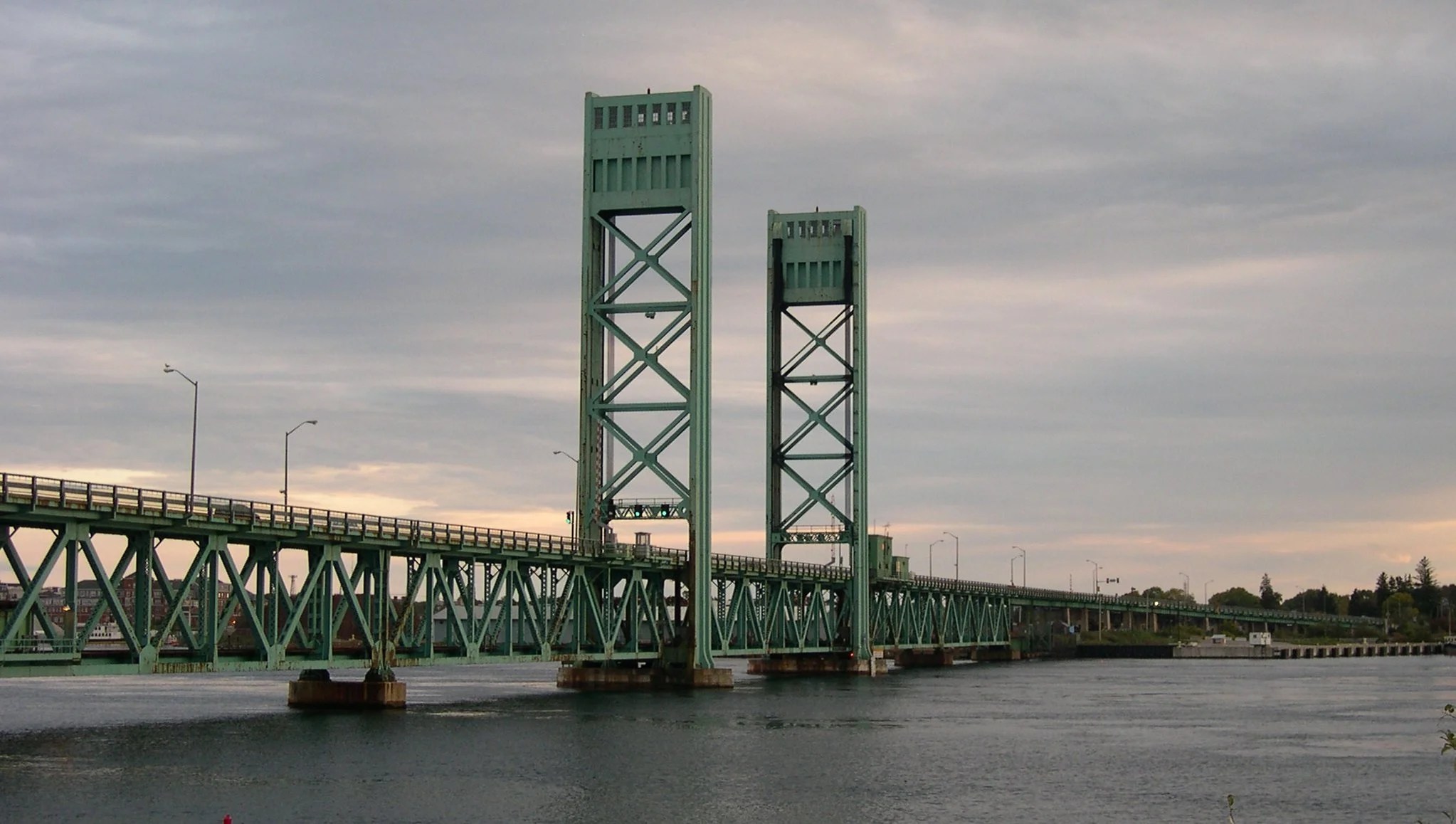 New Hampshire lift bridge to Maine stuck in raised position, may not