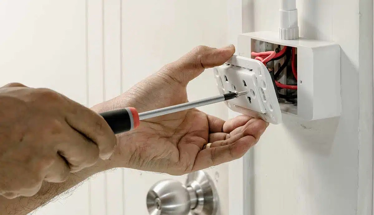 Why to Hire an Electrician for Small Jobs? Should I DIY?