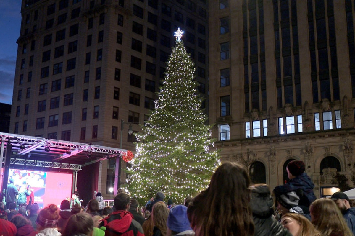 Christmas tree lighting draws hundreds of spectators in Portland