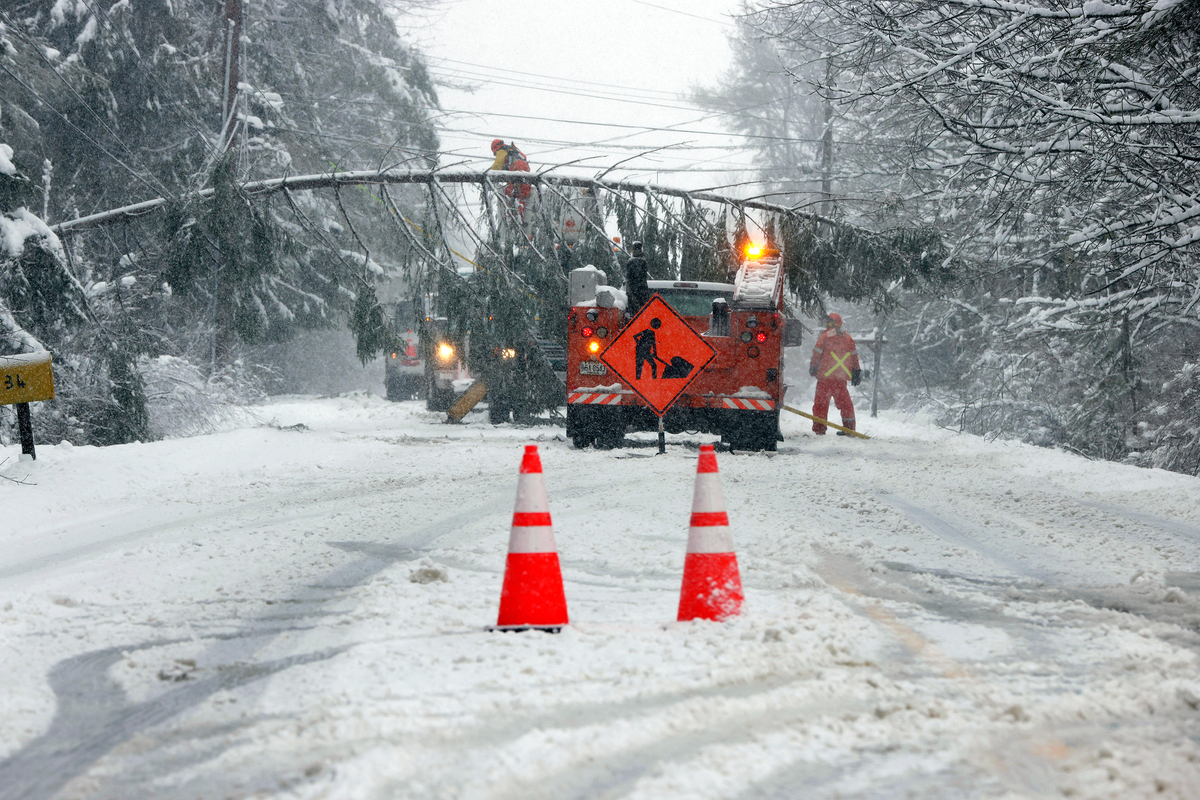More than 140,000 Maine customers still without power following storm