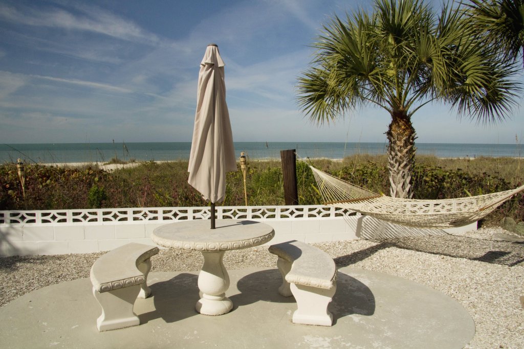 Apartment 5 Ground Level Cottage w/Beach View The Beach