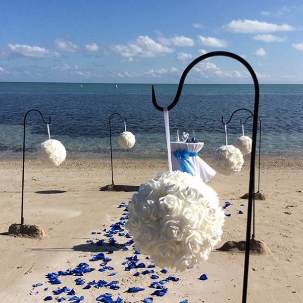 Kissing Balls for your Beach Wedding Aisle Decoration