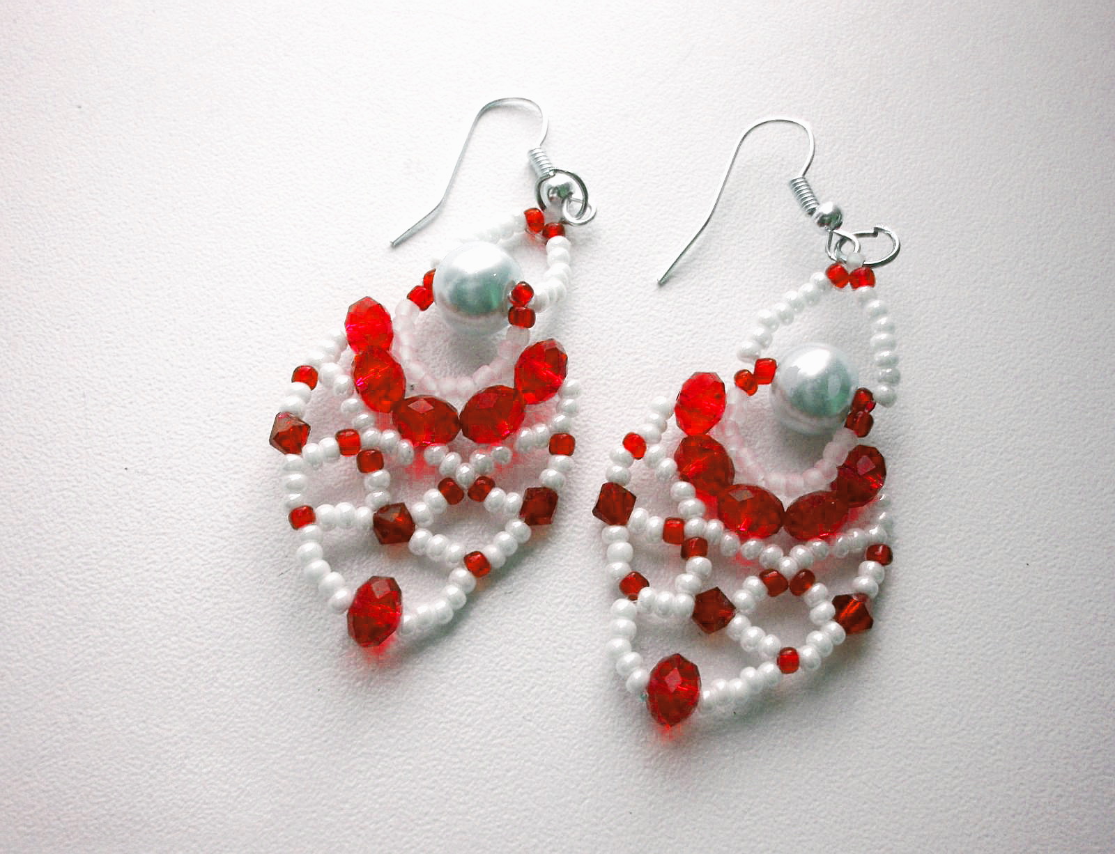Free pattern for pretty beaded earrings Charm Beads Magic