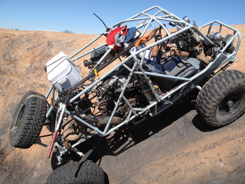 front vs. mid (rear) engine configuration buggy Pirate 4x4