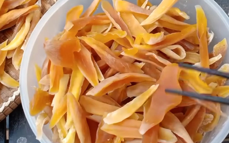 Can Rabbits Eat Dried Mango? (Nutritional Benefits & Risks)