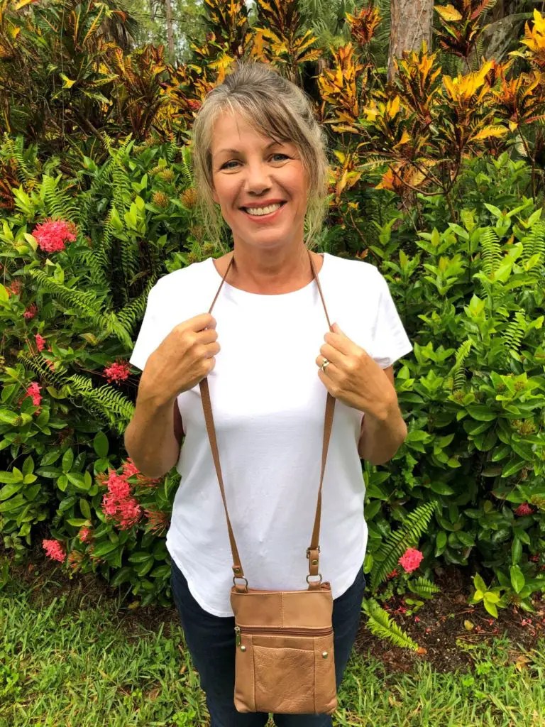 Easy Hack for Turning a Purse into a Backpack in 3 Seconds Flat