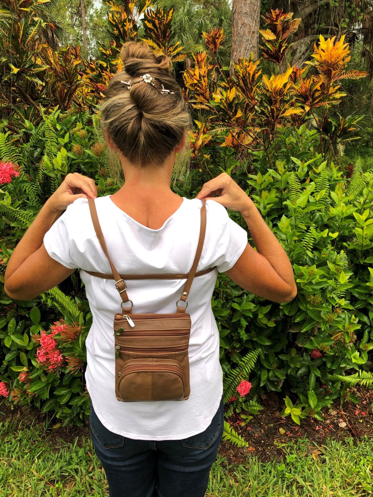Easy Hack for Turning a Purse into a Backpack in 3 Seconds Flat