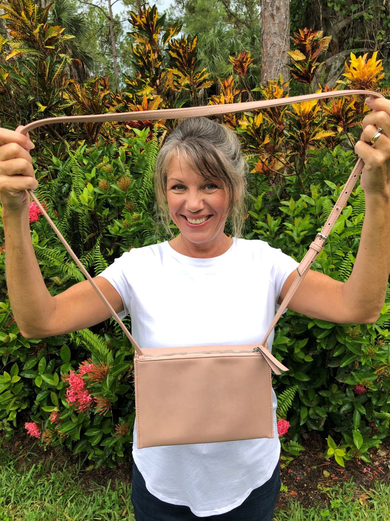 Easy Hack for Turning a Purse into a Backpack in 3 Seconds Flat