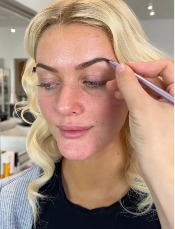 “She Looks So Different” Miss Universe's MakeupFree Photo Sparks