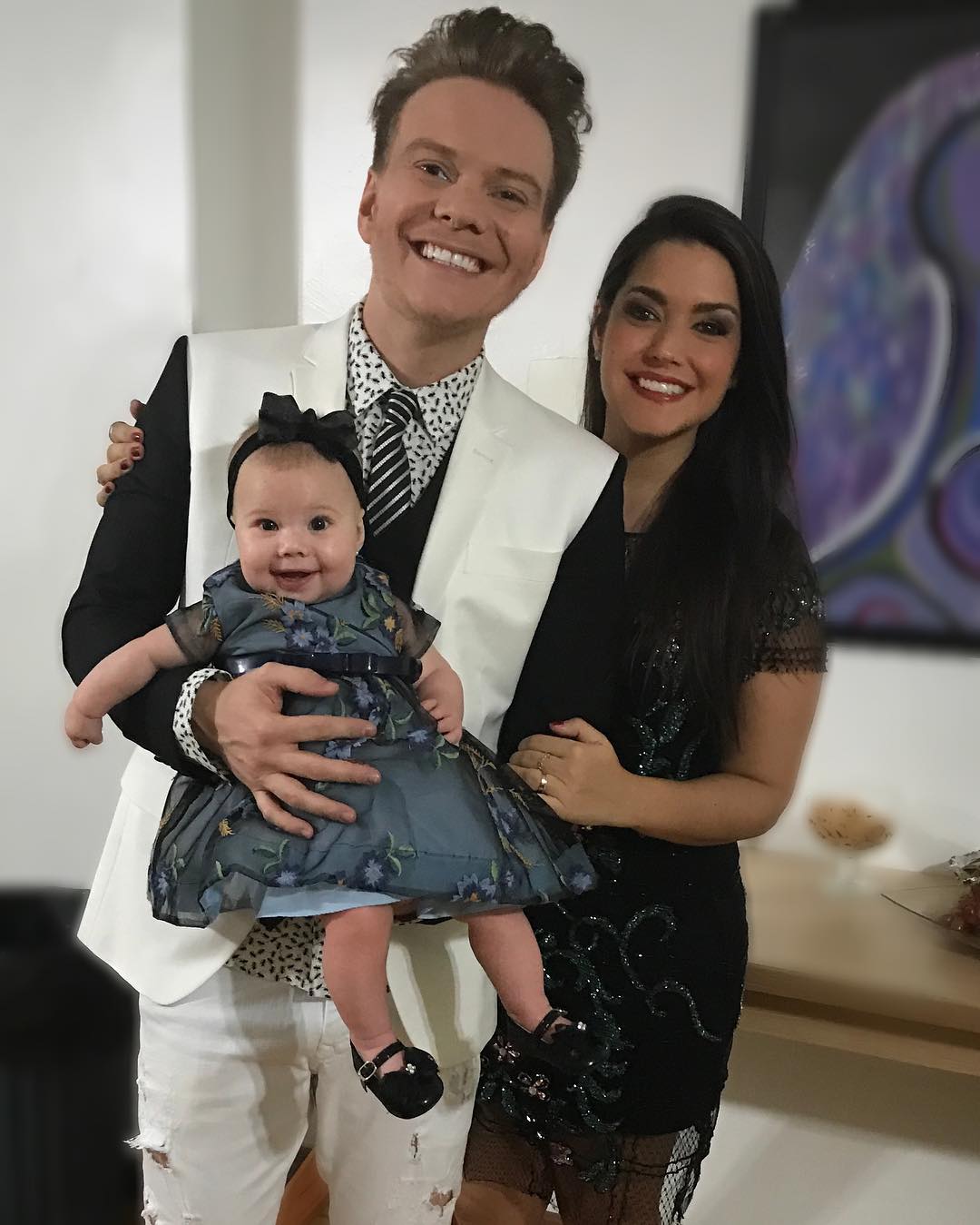 Melinda comparece à final do “The Voice Brasil” ao lado de Teló Bebe
