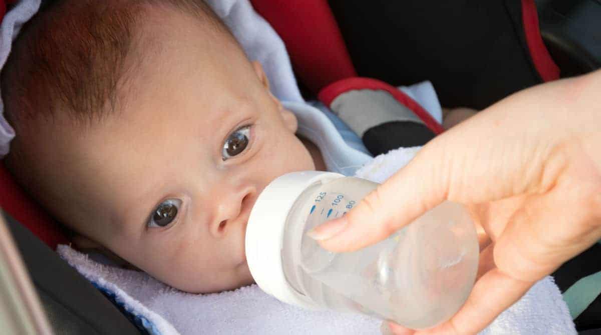 Quando posso começar a dar líquidos para o bebê?