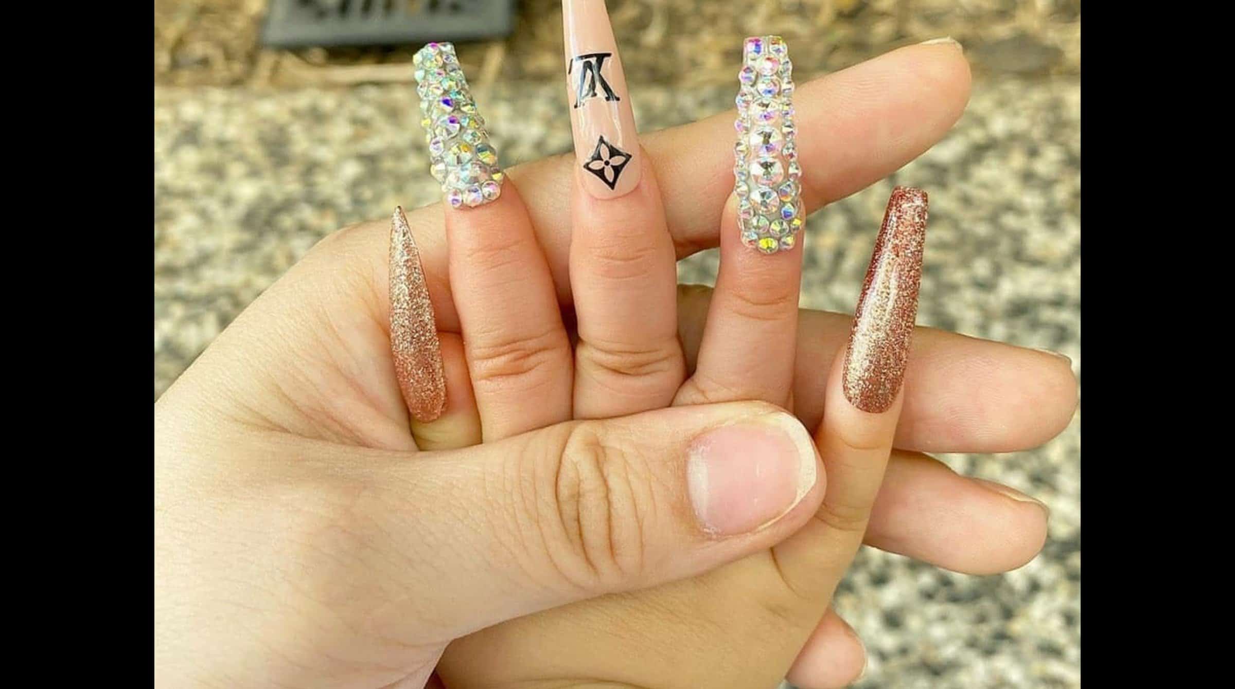 Mãe coloca unhas de acrílico em sua bebê e é muito criticada!