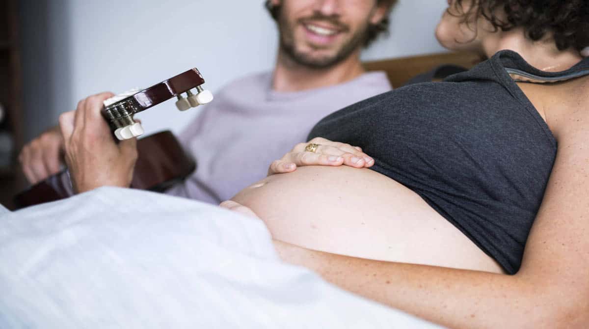 Entenda a importância das músicas para gestantes