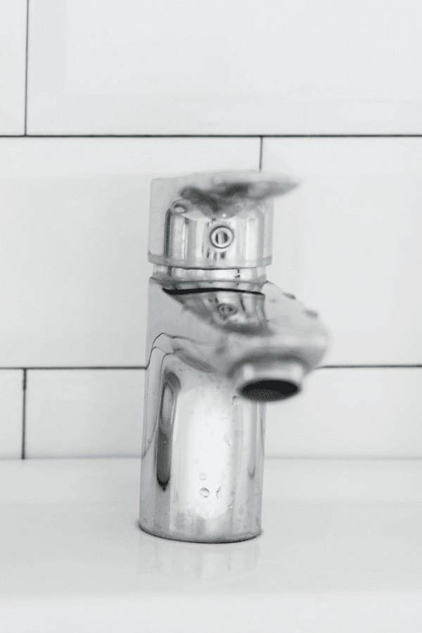 5 Best Ways to Stop Bathroom Silicone Going Moldy Because Mom Says