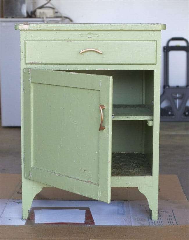 Recycle a side table with chalk paint becoration