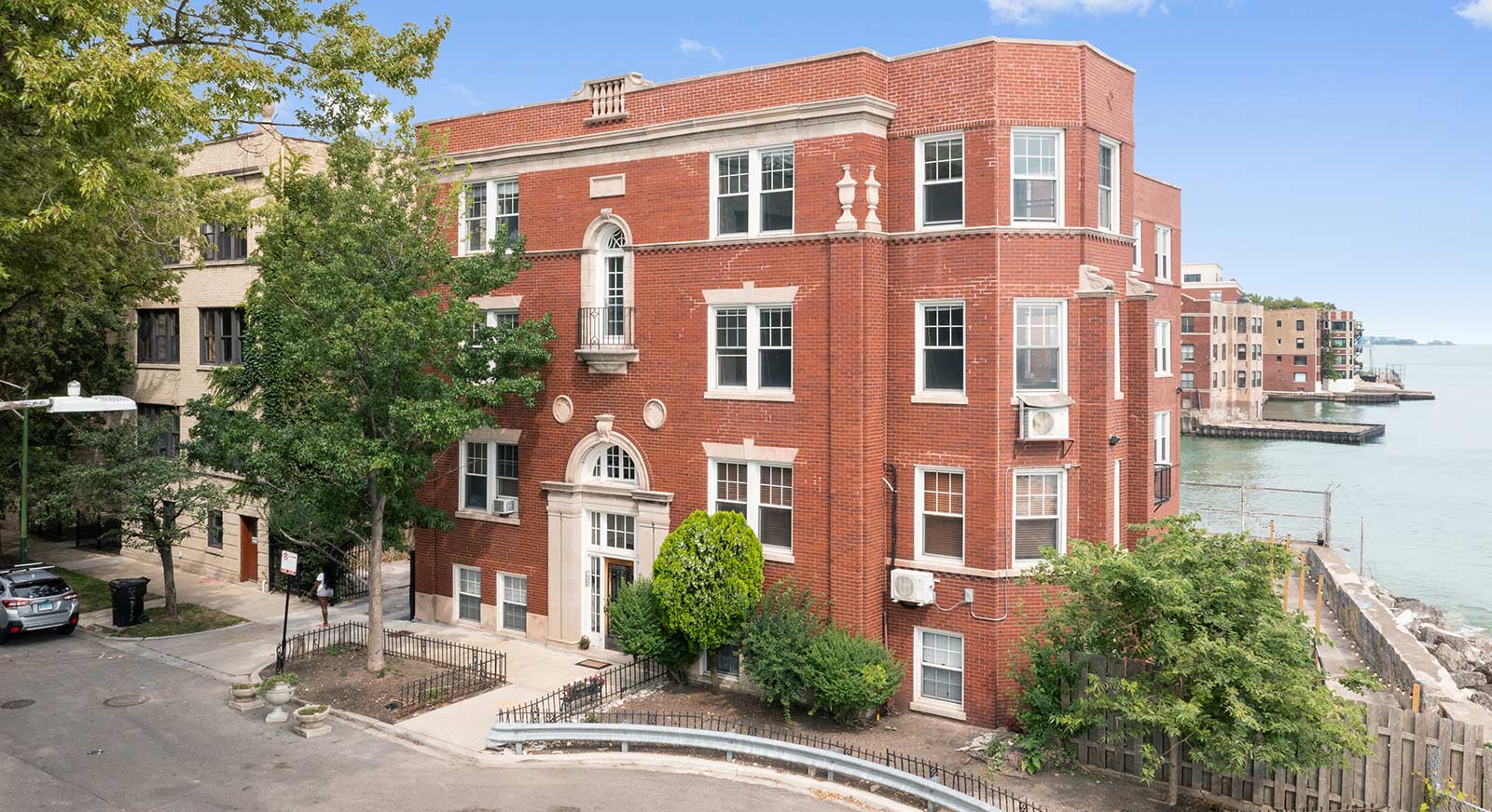 Eastlake Terrace Becovic Chicago North Side Apartments