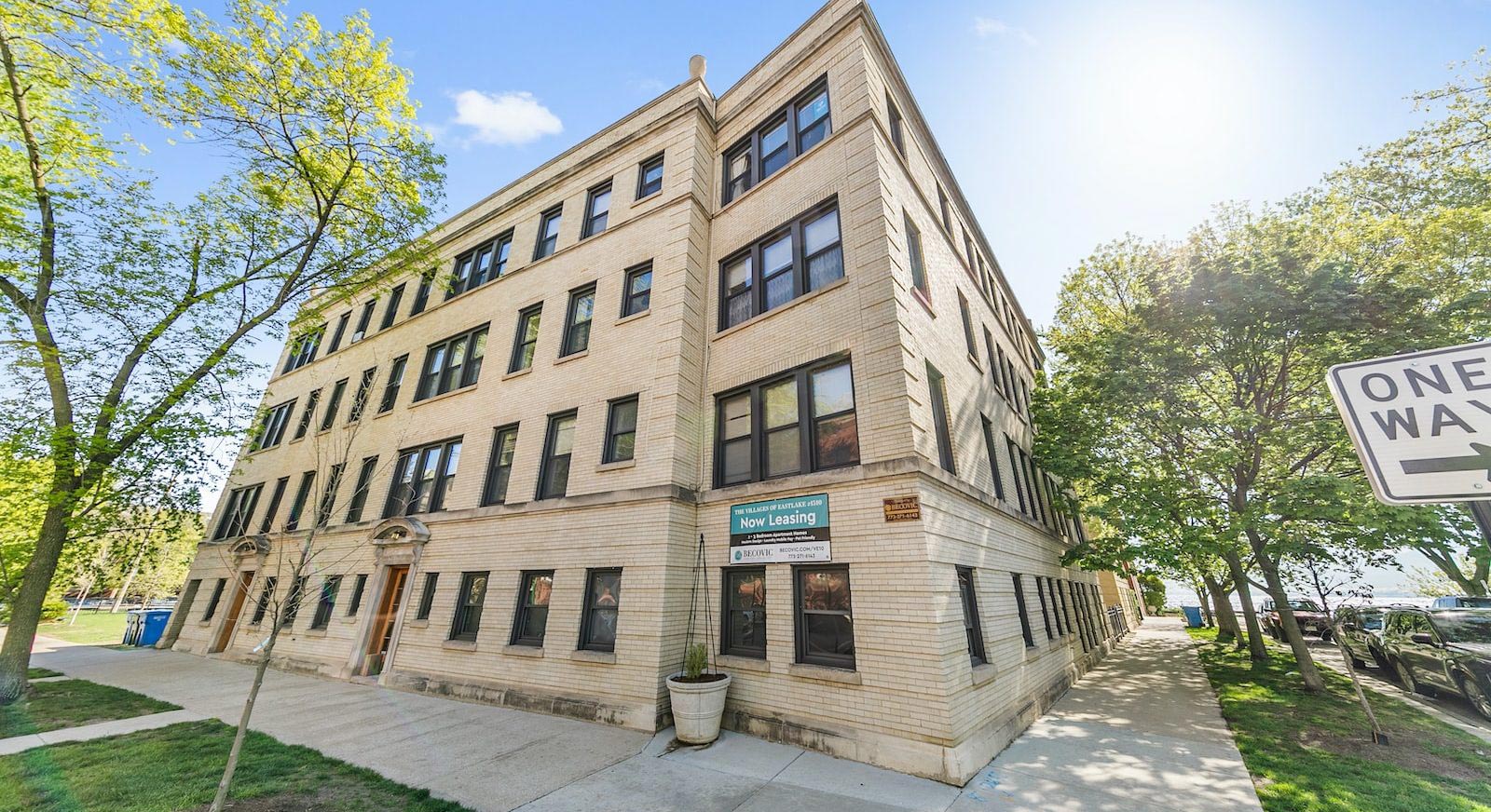 Eastlake Terrace Becovic Chicago North Side Apartments