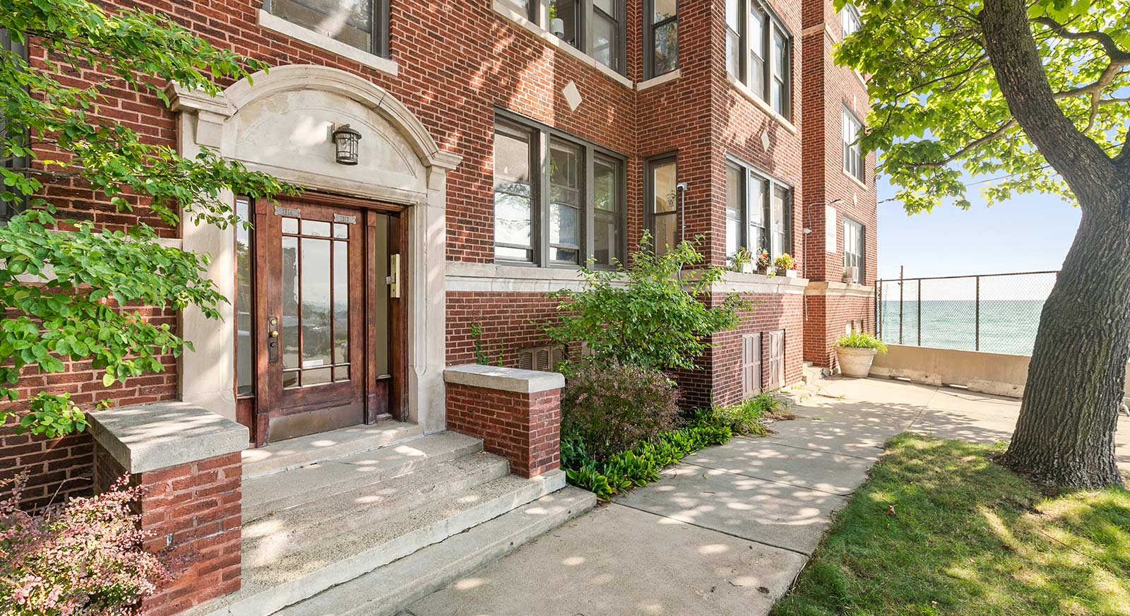 Eastlake Terrace Becovic Chicago North Side Apartments