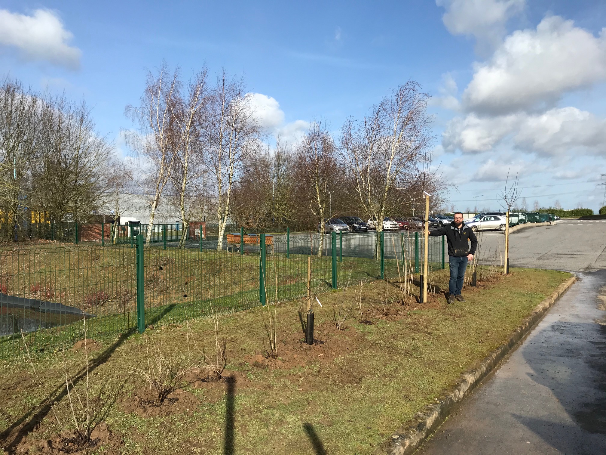 Plantation d'une haie comestible de 31 fruitiers chez